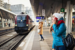 Frau auf Bahnsteig
